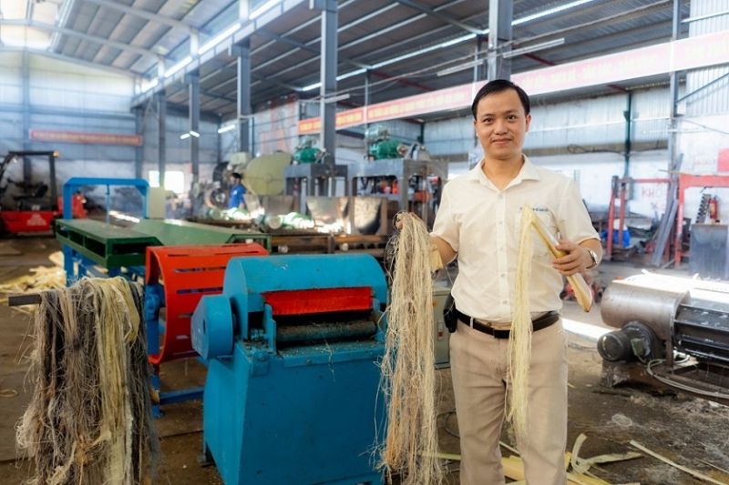 バナナの幹から天然繊維を生産する機械を発明したヴィンさん ⓒ Vietnam Net バナナの幹から天然繊維を生産する機械を発明したヴィンさん ⓒ Vietnam Net